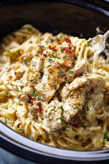 Crockpot Parmesan Garlic Chicken Pasta